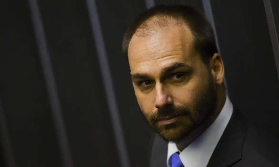 Segundo a decisão do STF, Eduardo foi condenado por atuar para pressionar autoridades brasileiras e interferir no processo em que seu pai, Jair Bolsonaro, era réu